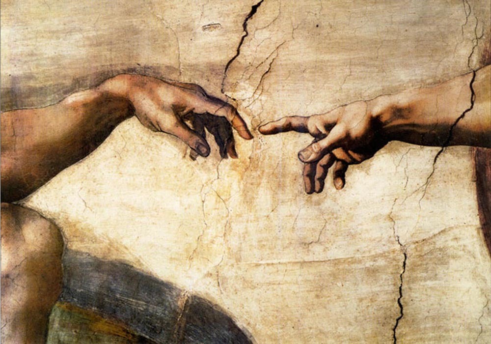 Человек соприкасается с искусством с самого рождения. Фреска Микеланджело Сотворение Адама. Сотворение Адама картина Микеланджело. Руки Микеланджело. Картина руки.
